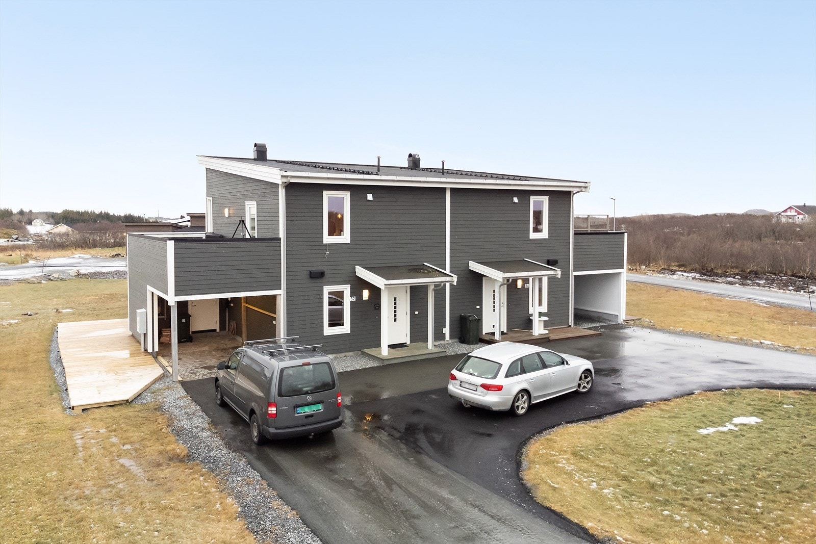 Iberneset 32 er moderne og velholdt vertikaldelt tomannsbolig med carport i Iberneset borettslag Galleribilde