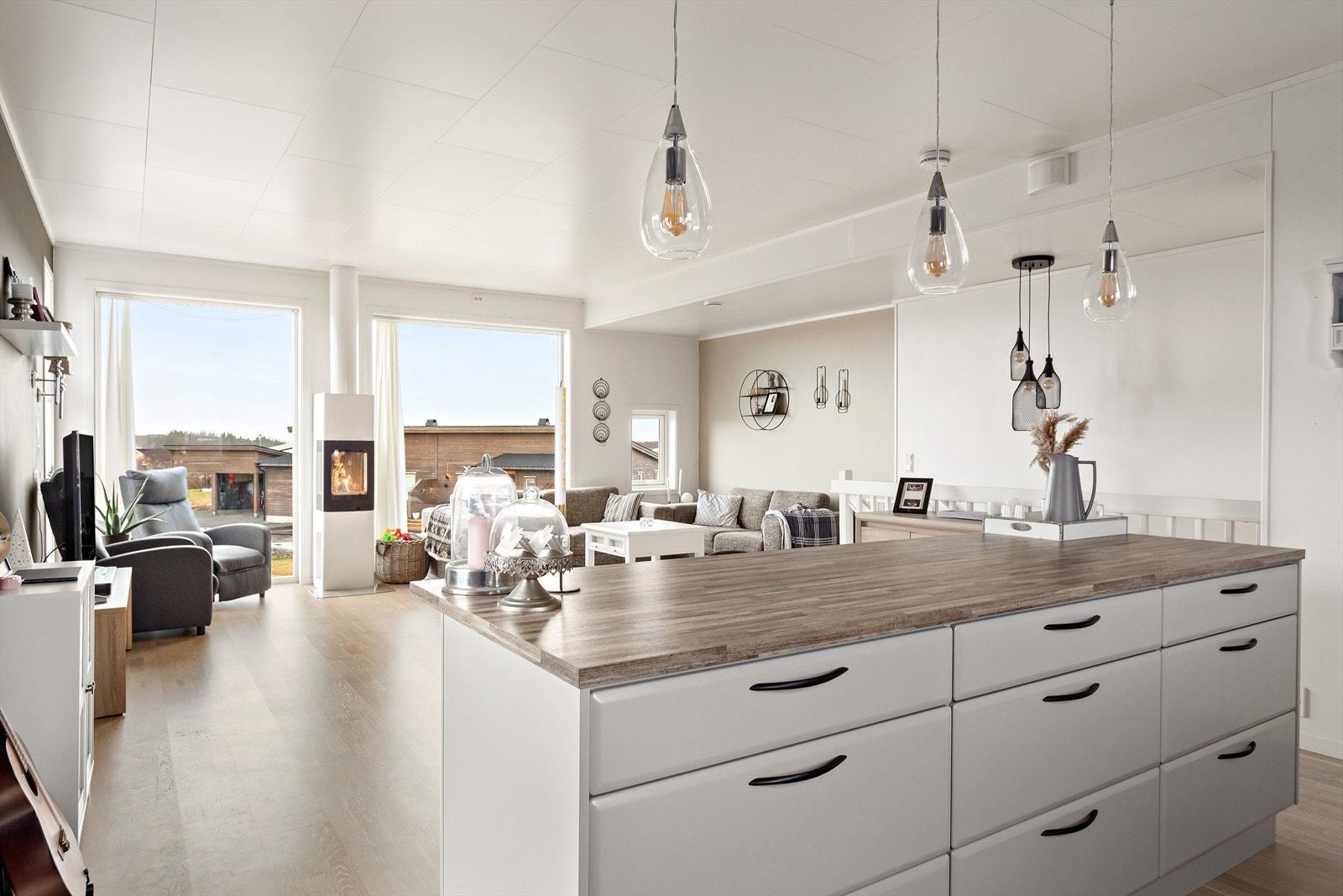 Kjøkkenøya har oppbevaringsplass i form av skuffer mot kjøkken og plass for høye stoler på siden vendt mot stuen Galleribilde