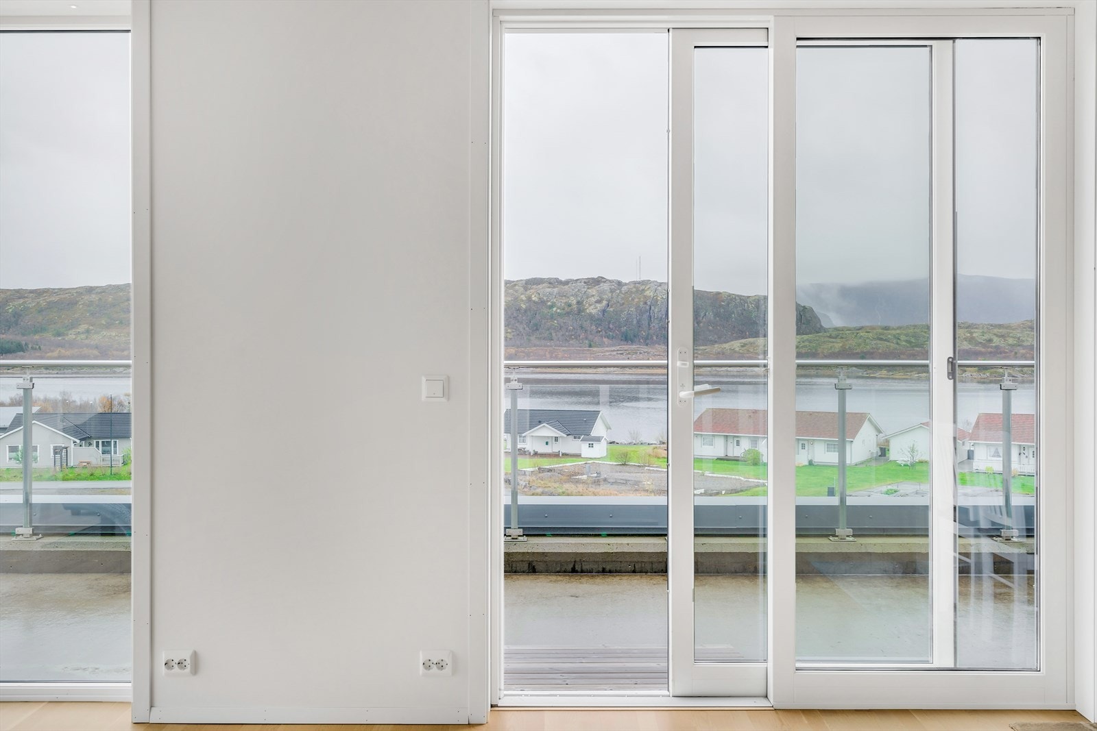 Fra stuen er det utgang til en nordøstvendt takterrasse med glassrekkeverk på ca. 75 m². Galleribilde