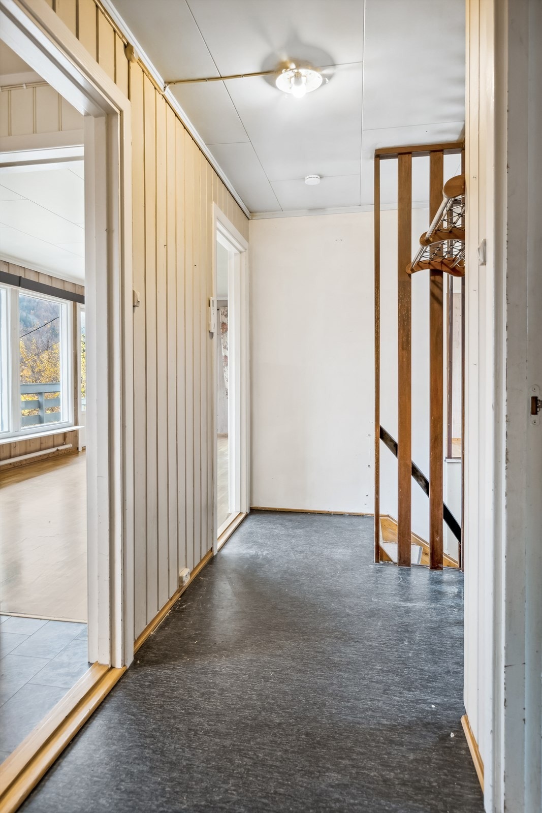 Gang med trappenedgang. Her er det montert varmepumpe. Galleribilde