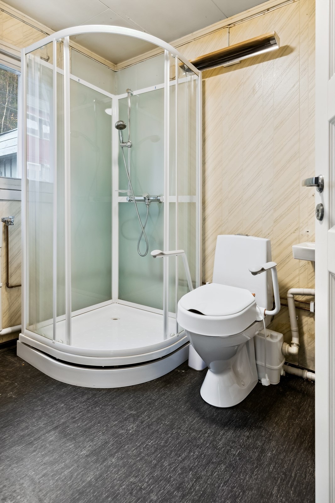 Boligen består av bad i hver etasje. Rommet har gulvbelegg med oppbrett, våtromsplater på vegger og plater i himling. Badet inneholder dusjkabinett, toalett, servant og opplegg for vaskemaskin. Galleribilde