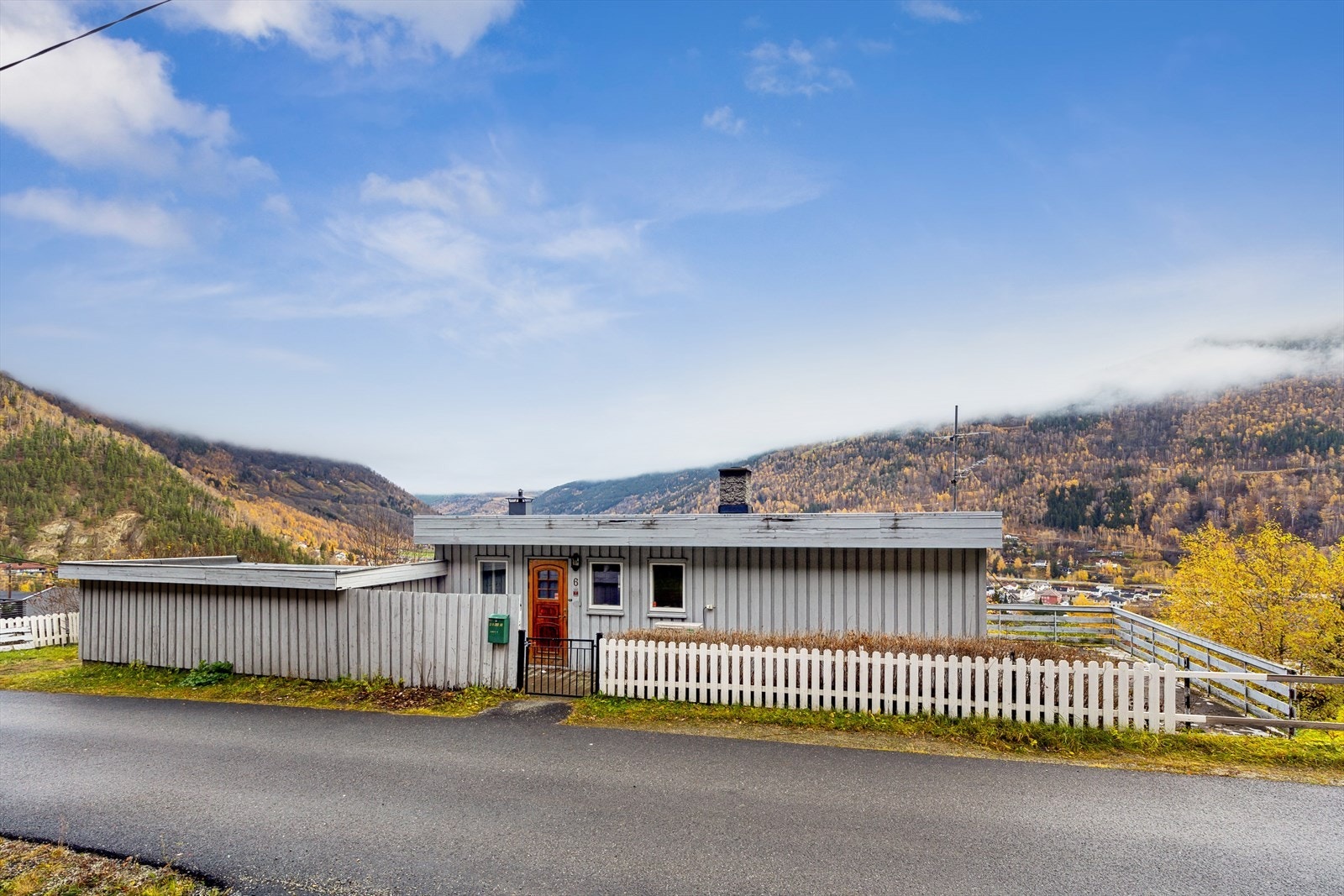 Ligger i et barnevennlig område, da eiendommen ligger i et eldre opparbeidet boligområde med hovedsakelig eneboliger som omkringliggende eiendommer. Galleribilde