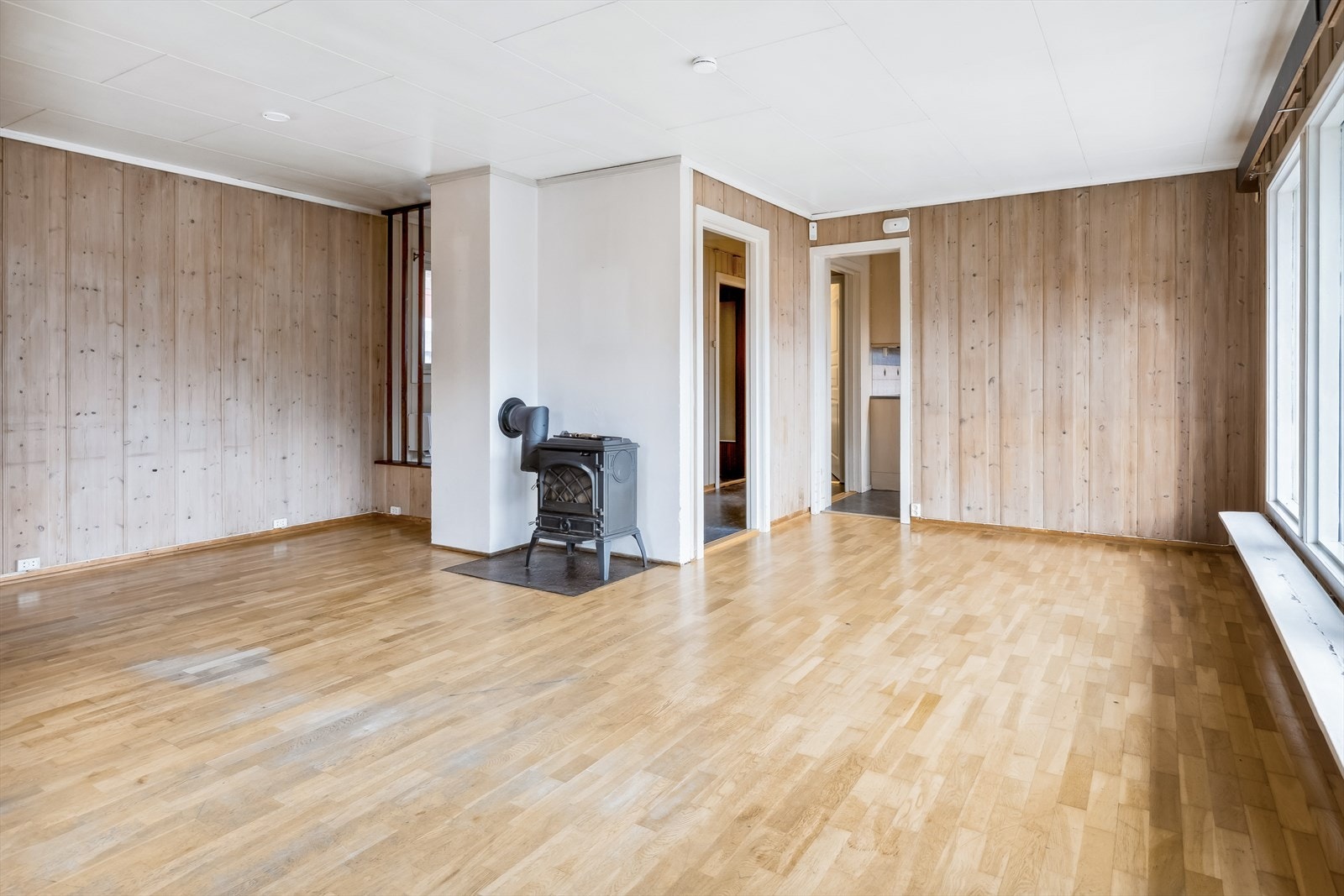 Stor stue som har god plass til sittegrupper. Galleribilde
