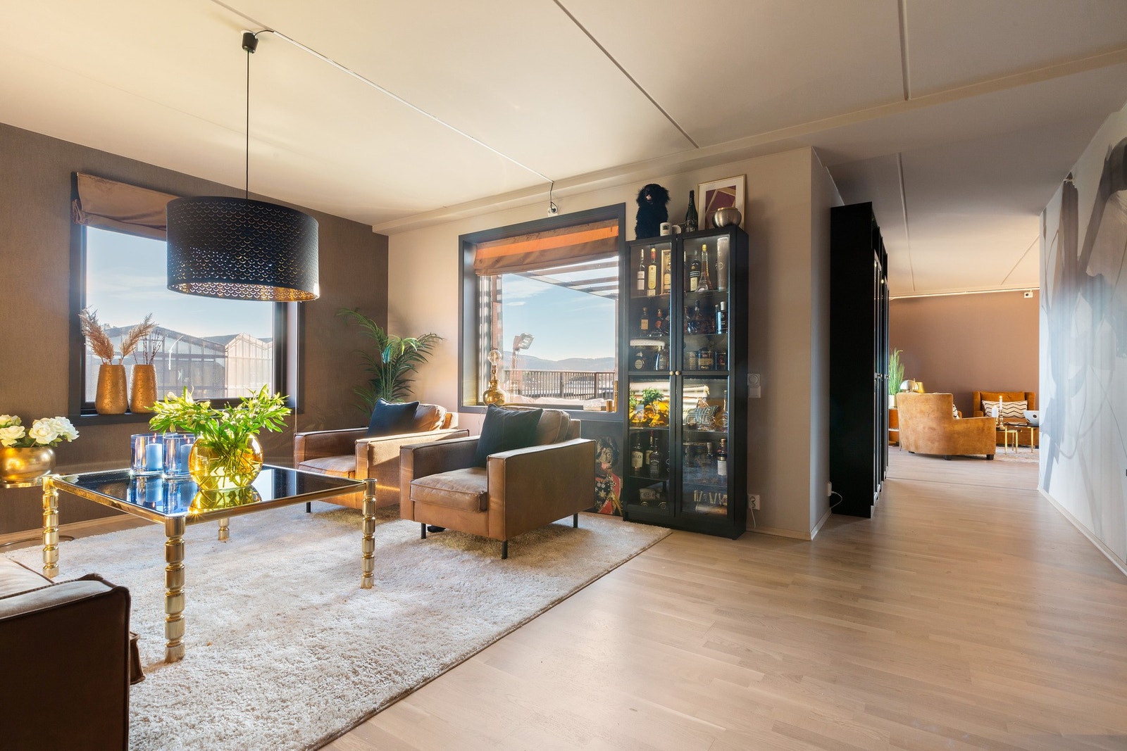 Stue med store vinduer uten innsyn Galleribilde