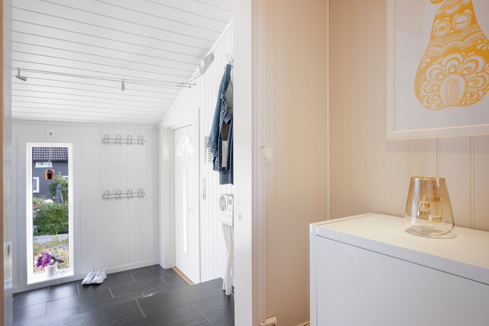 Du kommer inn til hovedetasjen som har en åpen gang med et par trappetrinn opp videre inn til hovedetasjen. Galleribilde