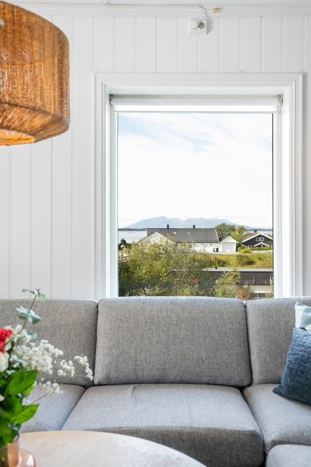 Stua har store vinduer som gir rikelig med lys innslipp og her kan man også nyte utsikten fra sofakroken. Galleribilde