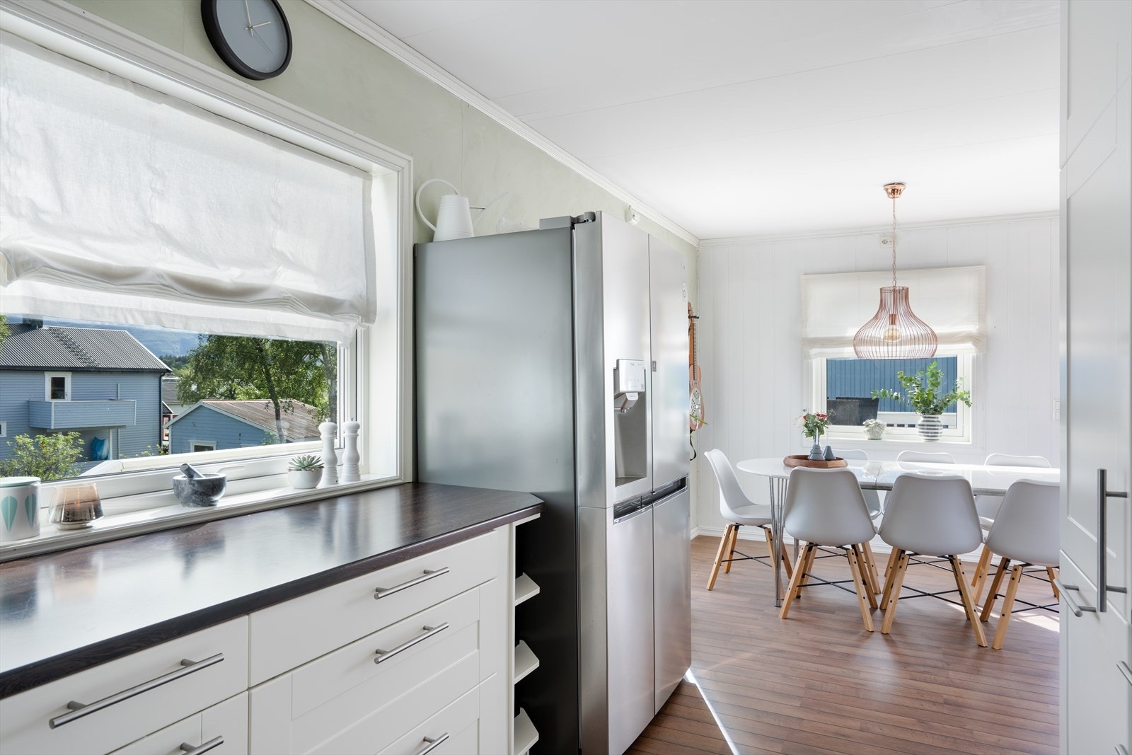 Kjøkkenet har innredning fra IKEA, profilerte folierte fronter og laminert benkeplate. Galleribilde
