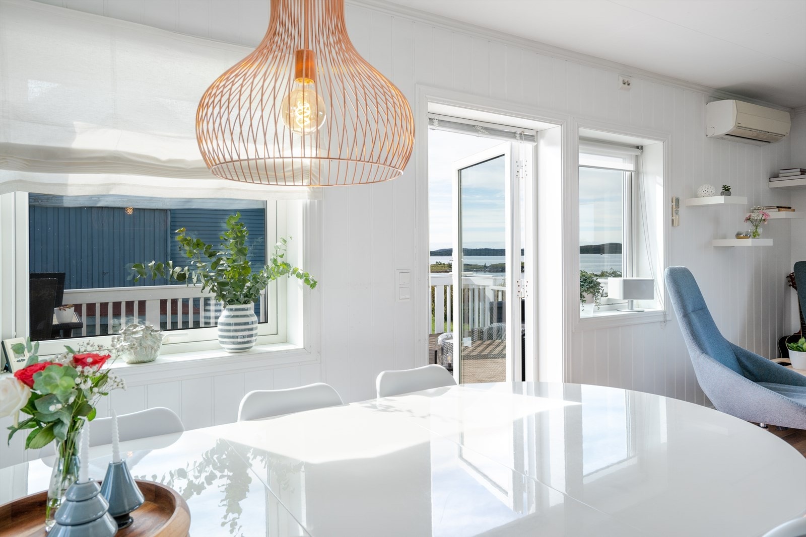 Fra stua er det utgang til sørvestvendt veranda som er på ca. 42 m2. Galleribilde