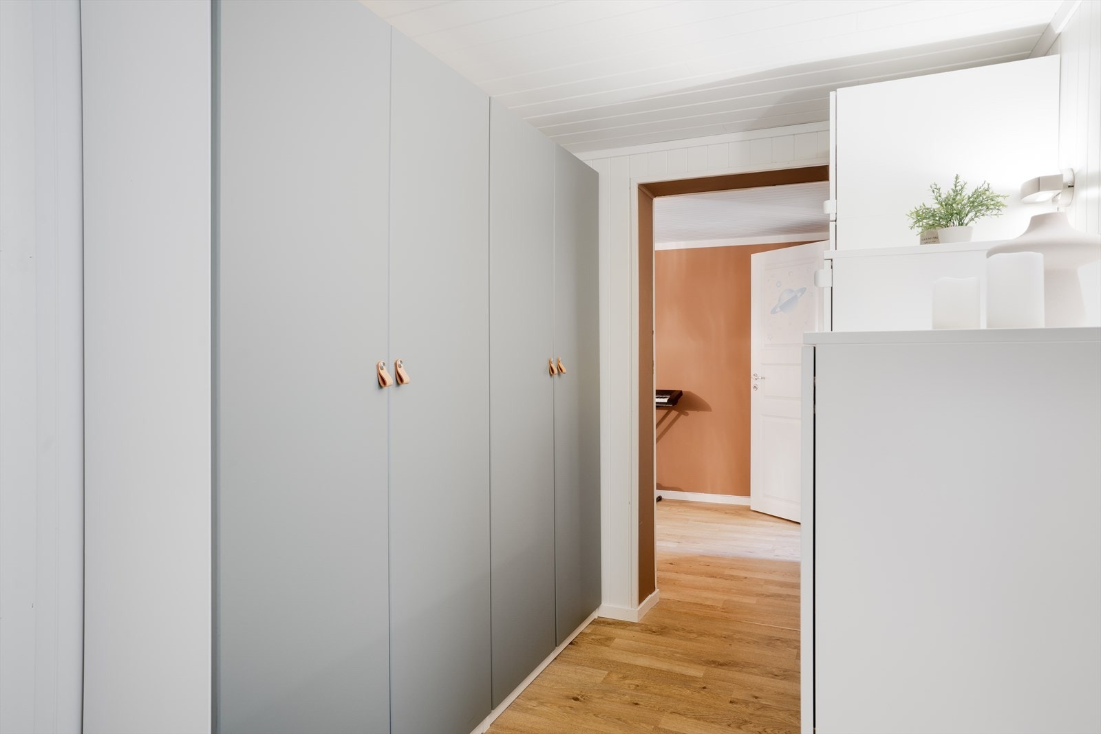 Underetasjen som inneholder to boder, gang, vaskerom, to soverom, kjellerstue og garderobe. Galleribilde