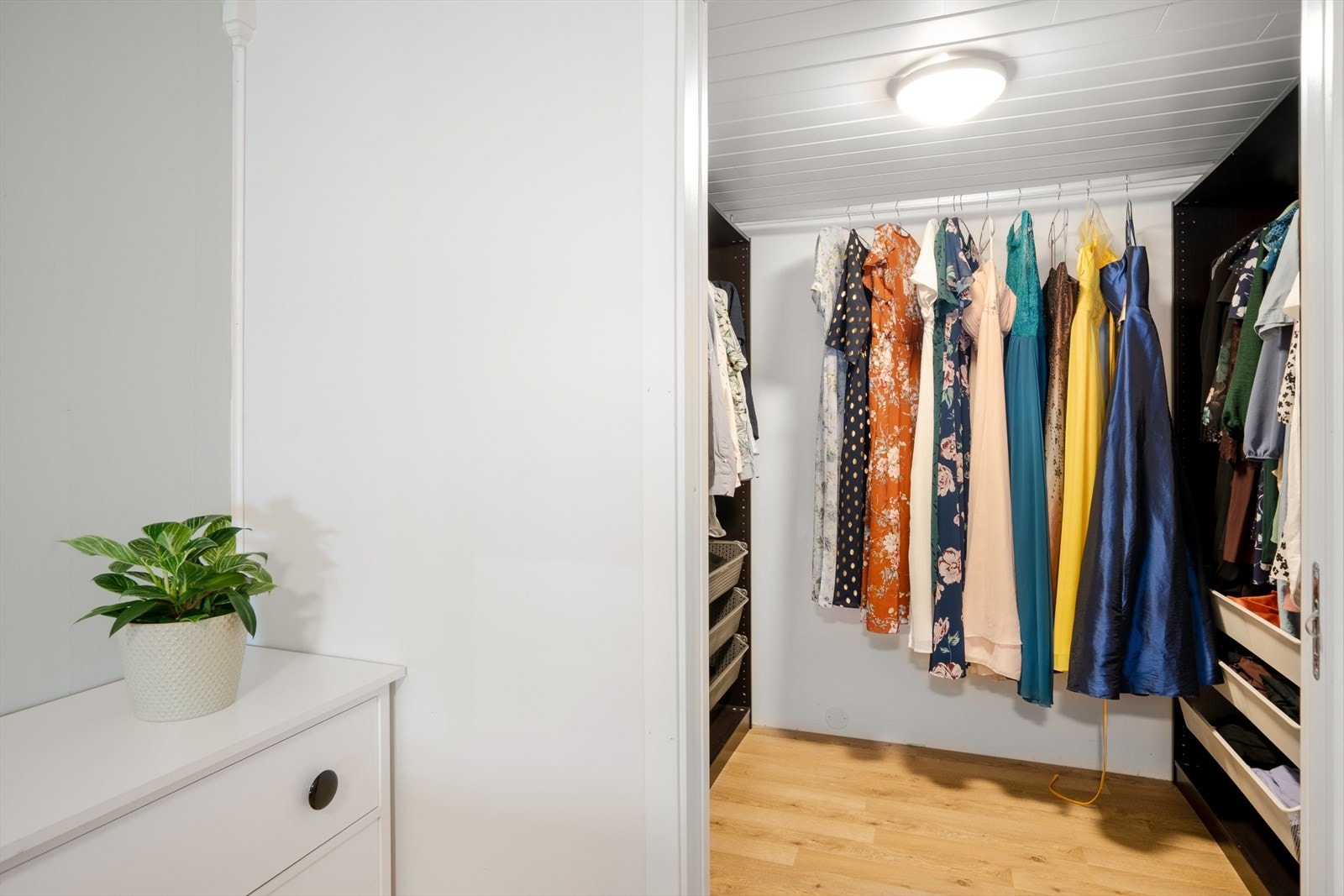 Walk-in-closet. Galleribilde