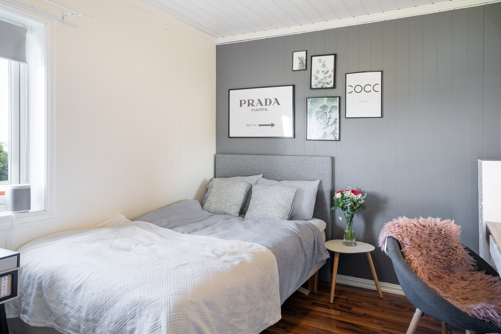 Boligen har totalt 3 soverom, hvorav denne ligger i hovedetasjen. Galleribilde