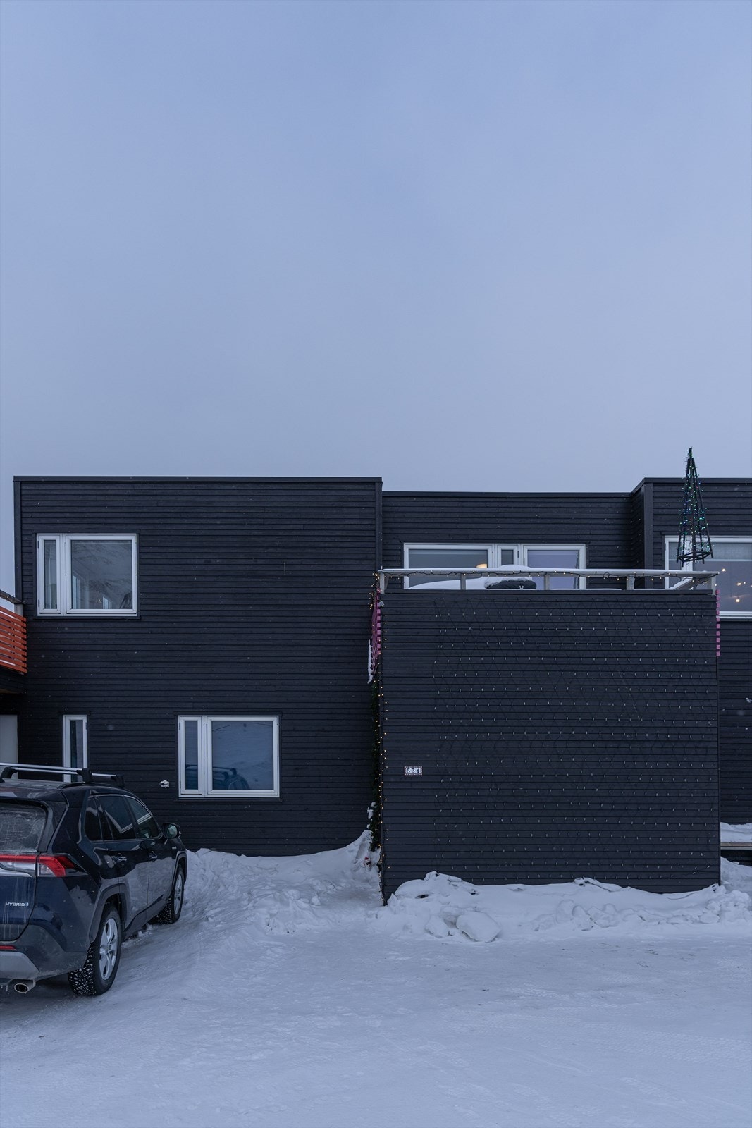 Ønsker du deg en innholdsrik, moderne bolig med nydelig utsikt i et populært område. Ja da er dette boligen for deg. Galleribilde