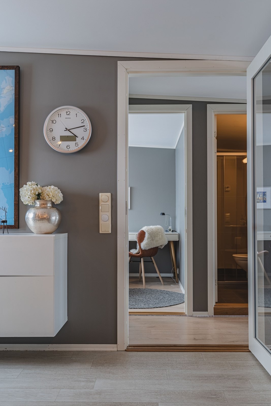 Fra kjøkkenet er det en gang inn til resten av denne etasjen med soverom, bad og kontor/tv-stue. Galleribilde