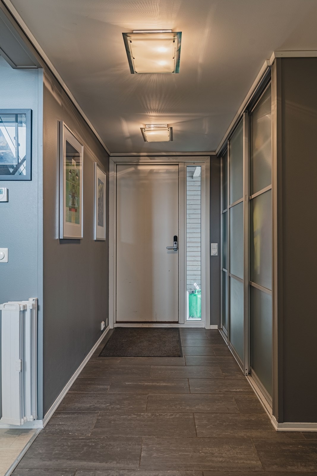 Gangen er praktisk og smakfullt innredet. Her har du en stor skyvedørgarderobe med uante muligheter for oppbevaring av ytterklær og sko. En flott bod har egen inngang fra inn og yttersiden. Praktisk å ta av scooterklærne uten å gå inn i gangen. Galleribilde