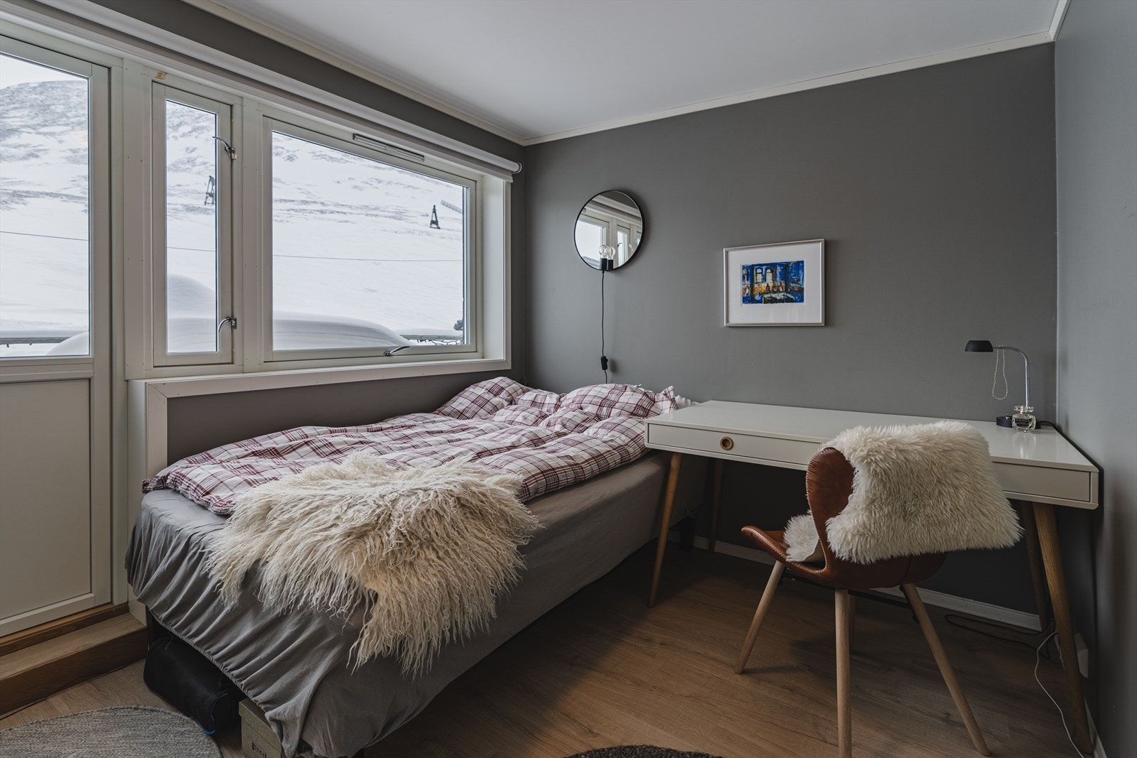 Dette soverommet ligger i øverste etasje og har utgang til veranda over inngangspartiet. Galleribilde