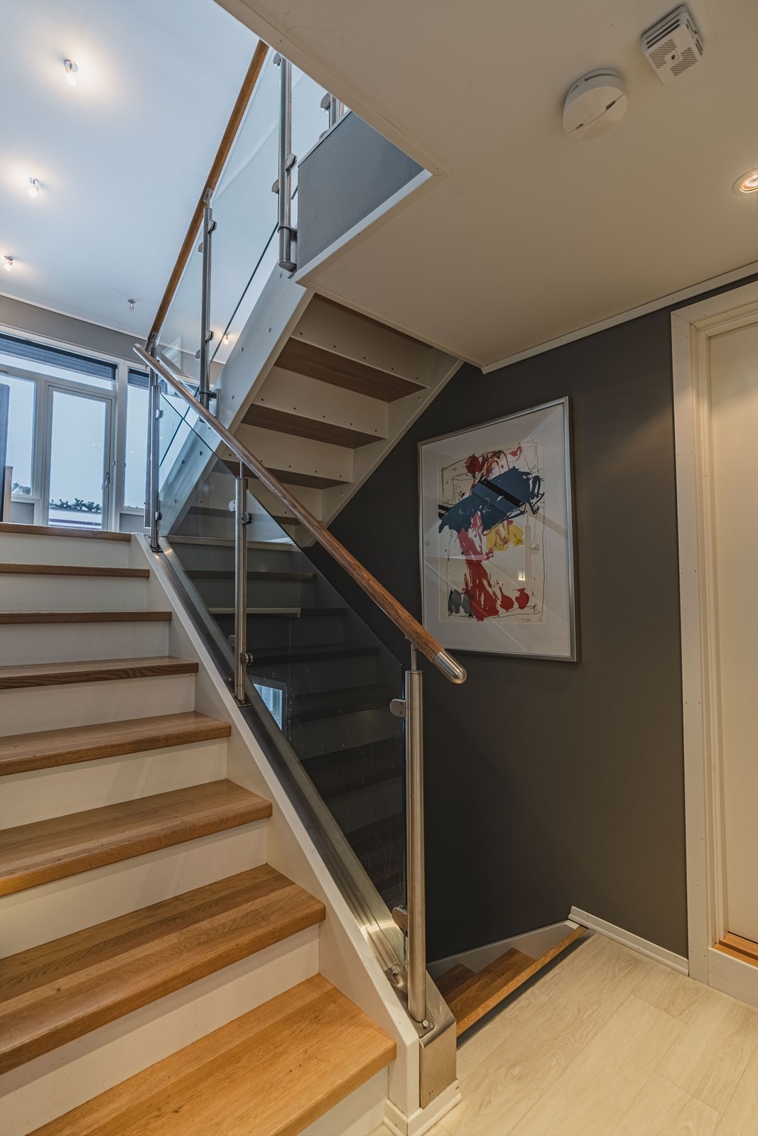 Et halvt plan opp fra denne etasjen er stuen. Galleribilde