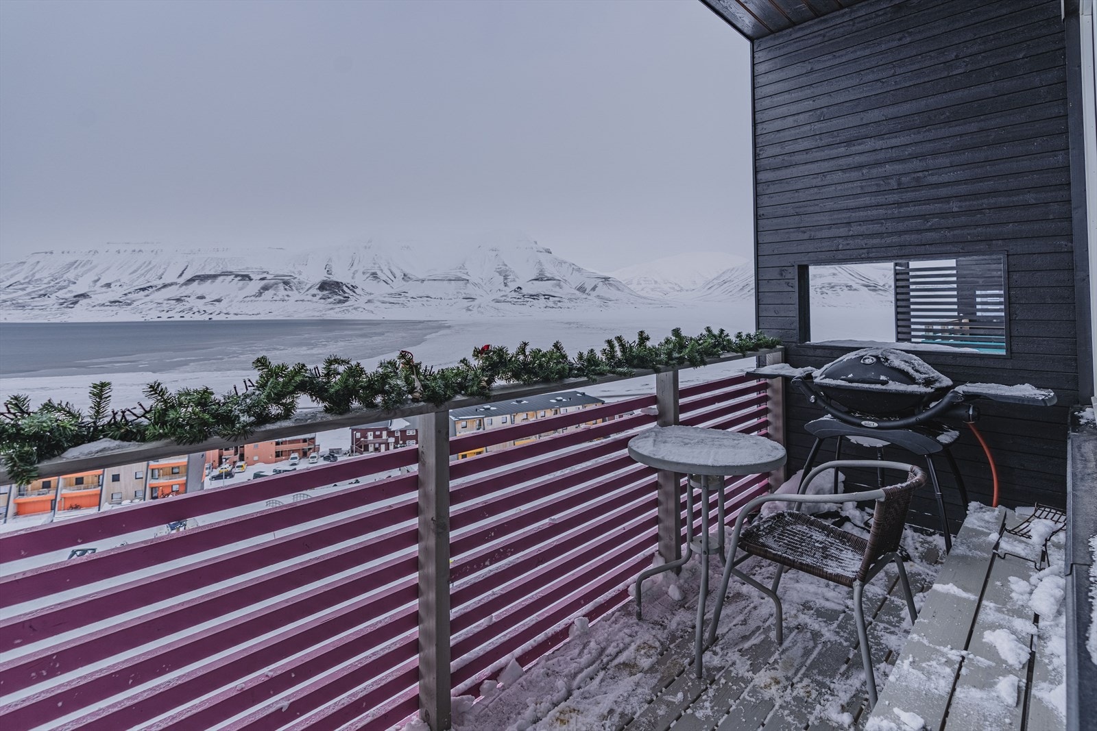 . Det er utgang til en av husets 3 balkonger fra stua Galleribilde