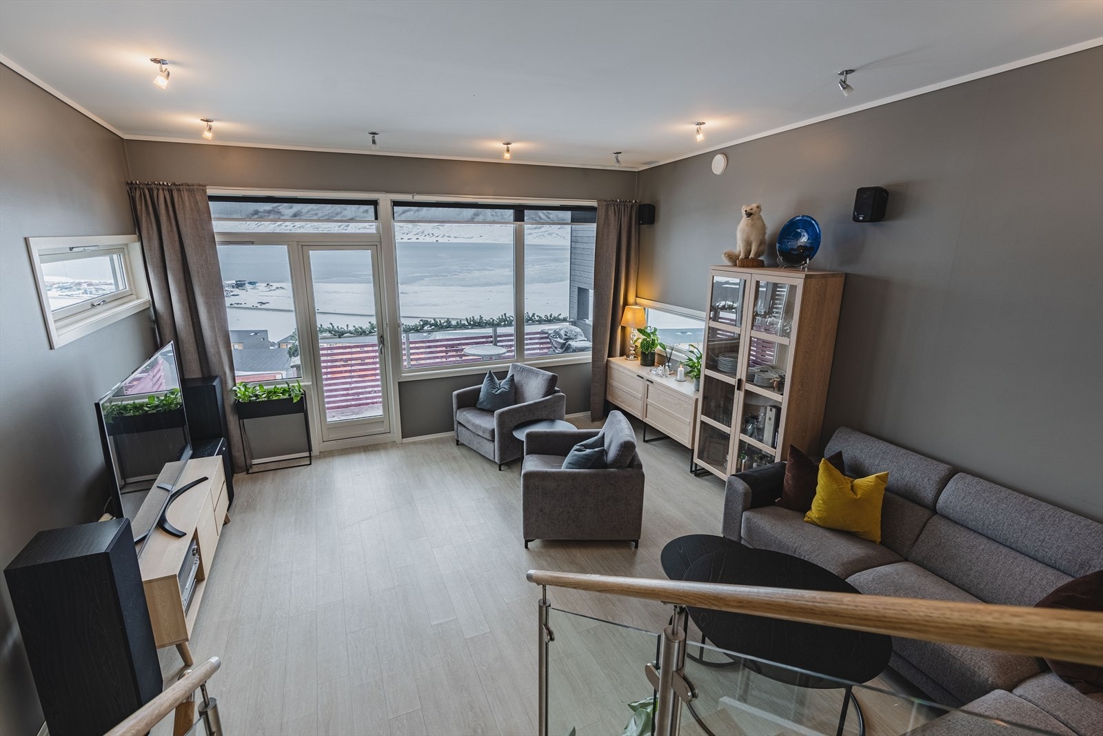 Stuen er stor og luftig. Galleribilde