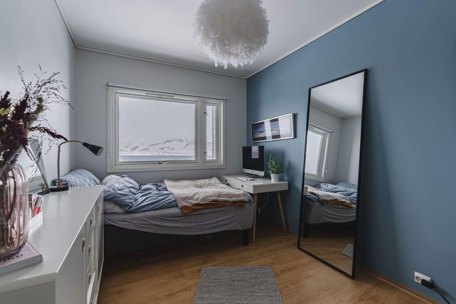 Soverom 3 og 4 ligger i underetasjen. I tilknytning til dette soverommet har du en walking closet med garderobeinnredning. Galleribilde