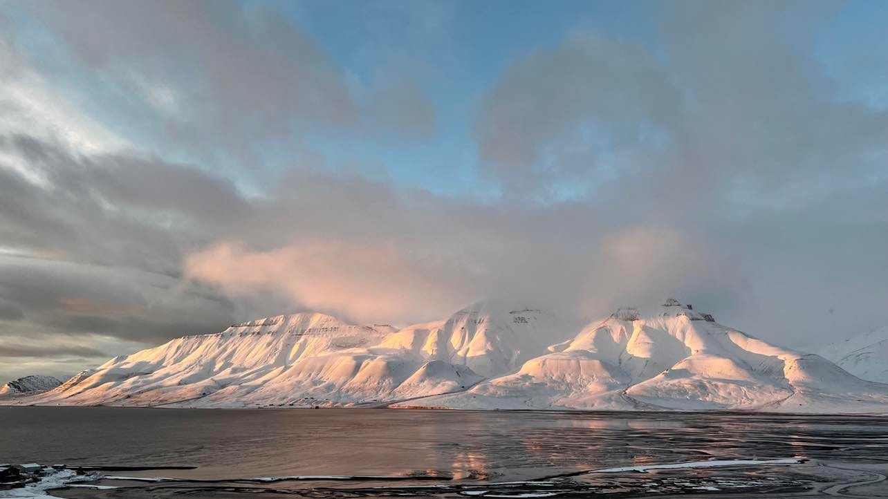 Boligen ligger sentralt og populært til i Longyearbyen med fantastisk utsikt. Galleribilde