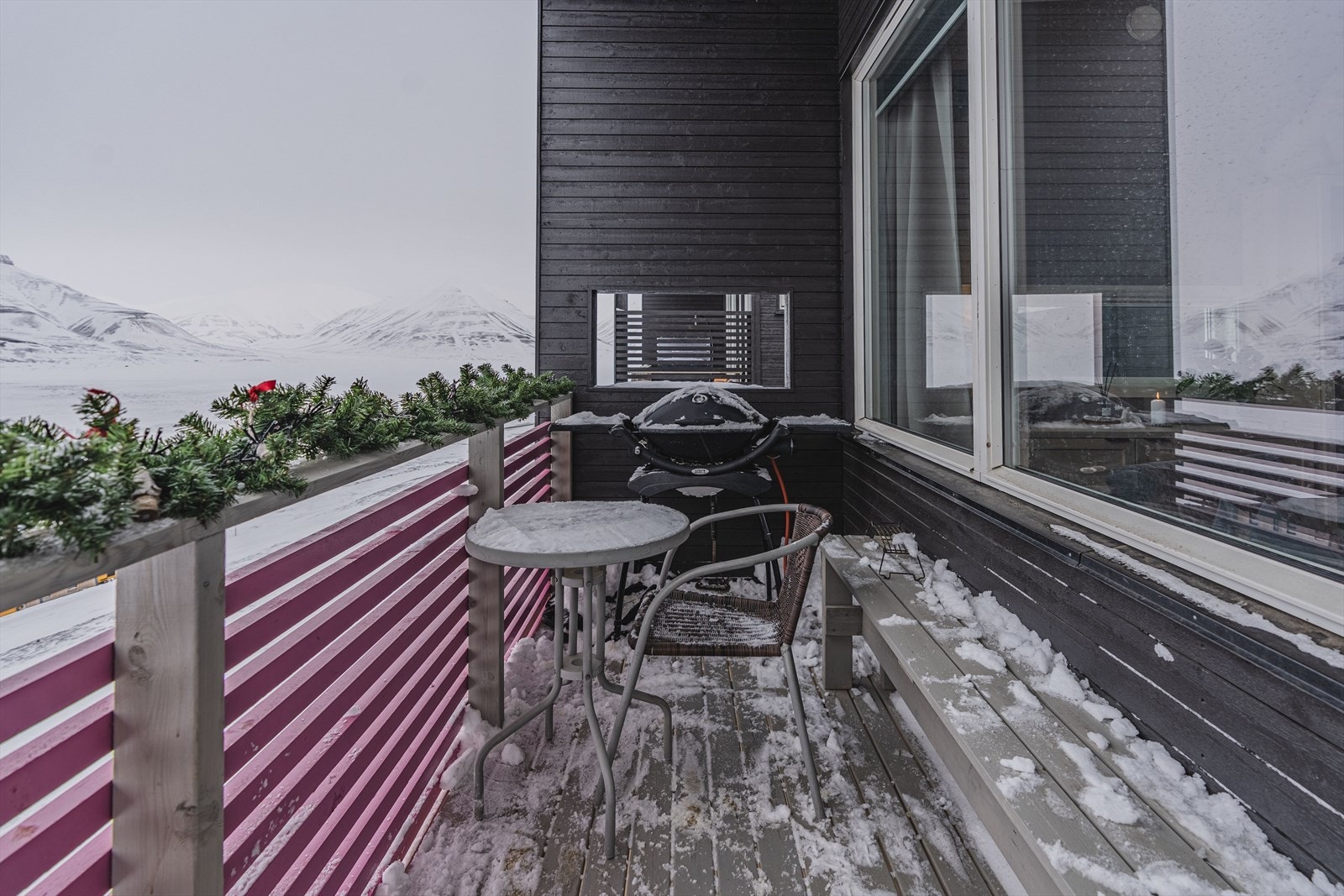 Her kan du sitte i fred og ro og bare nyte utsikten mor Hiorthamn og Isfjorden. Galleribilde
