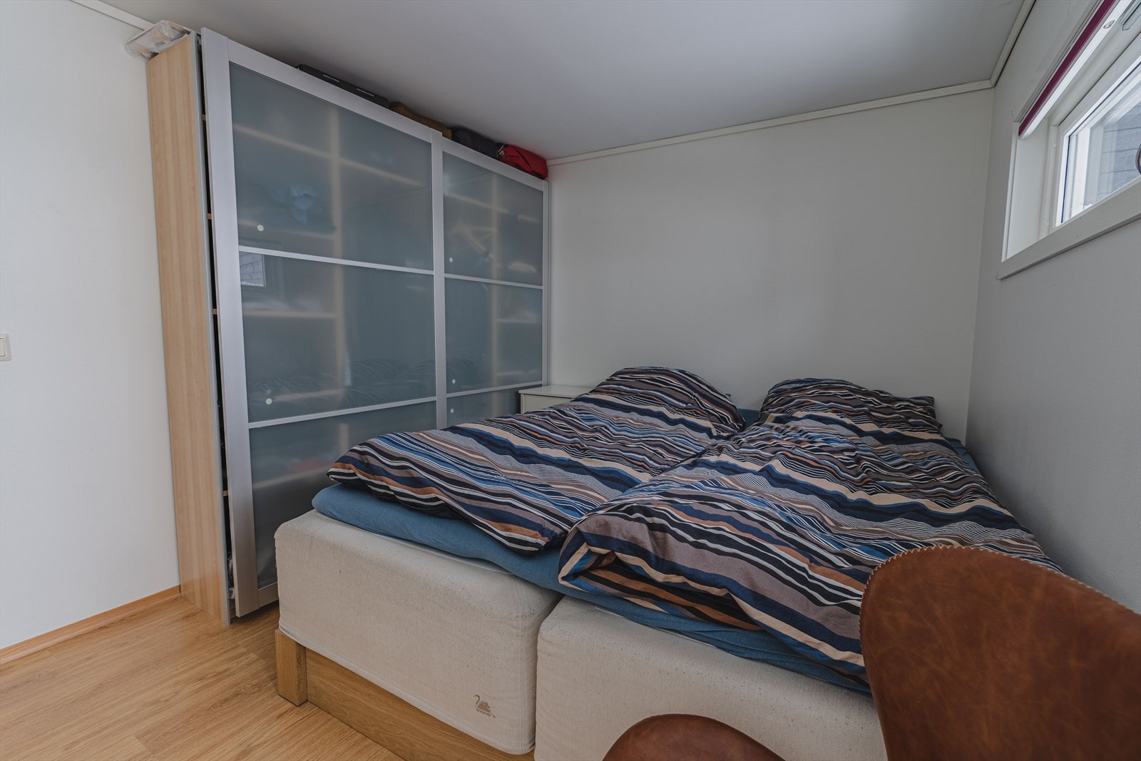 Det er god plass til dobbeltseng på soverommet og i tillegg er det montert en praktisk skyvedørsgarderobe. Galleribilde