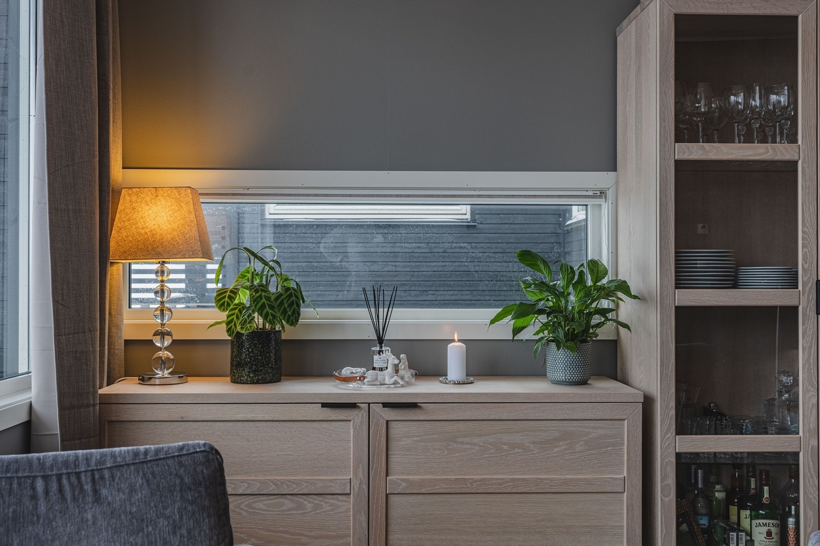 Det er vindu på 3 vegger i stuen. Galleribilde