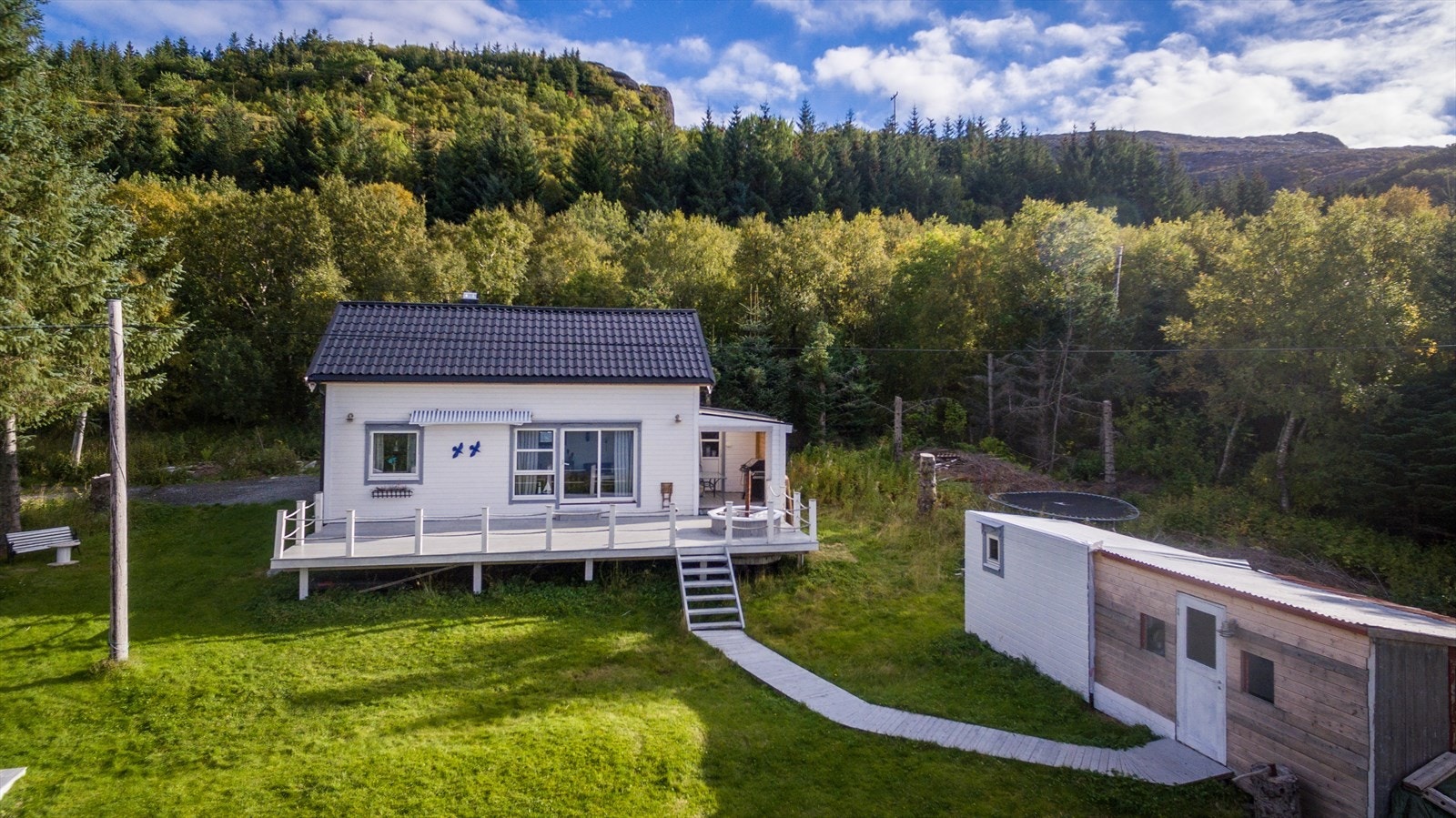 Taket på hovedbygningen ble tekket med profilerte stålplater mellom 2011 og 2016. Takrenner og nedløp av stål ble også montert samtidig. Galleribilde