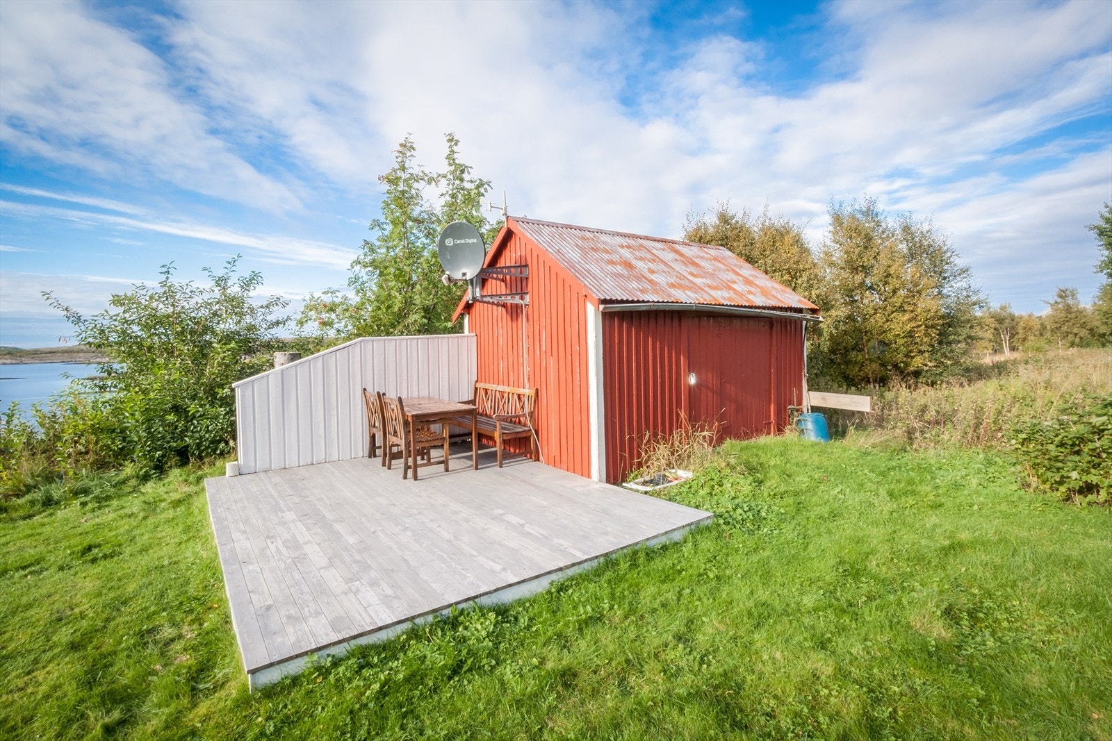 I tilknytning til uthuset er det en kjekk terrasse som er godt skjermet for vind. Galleribilde