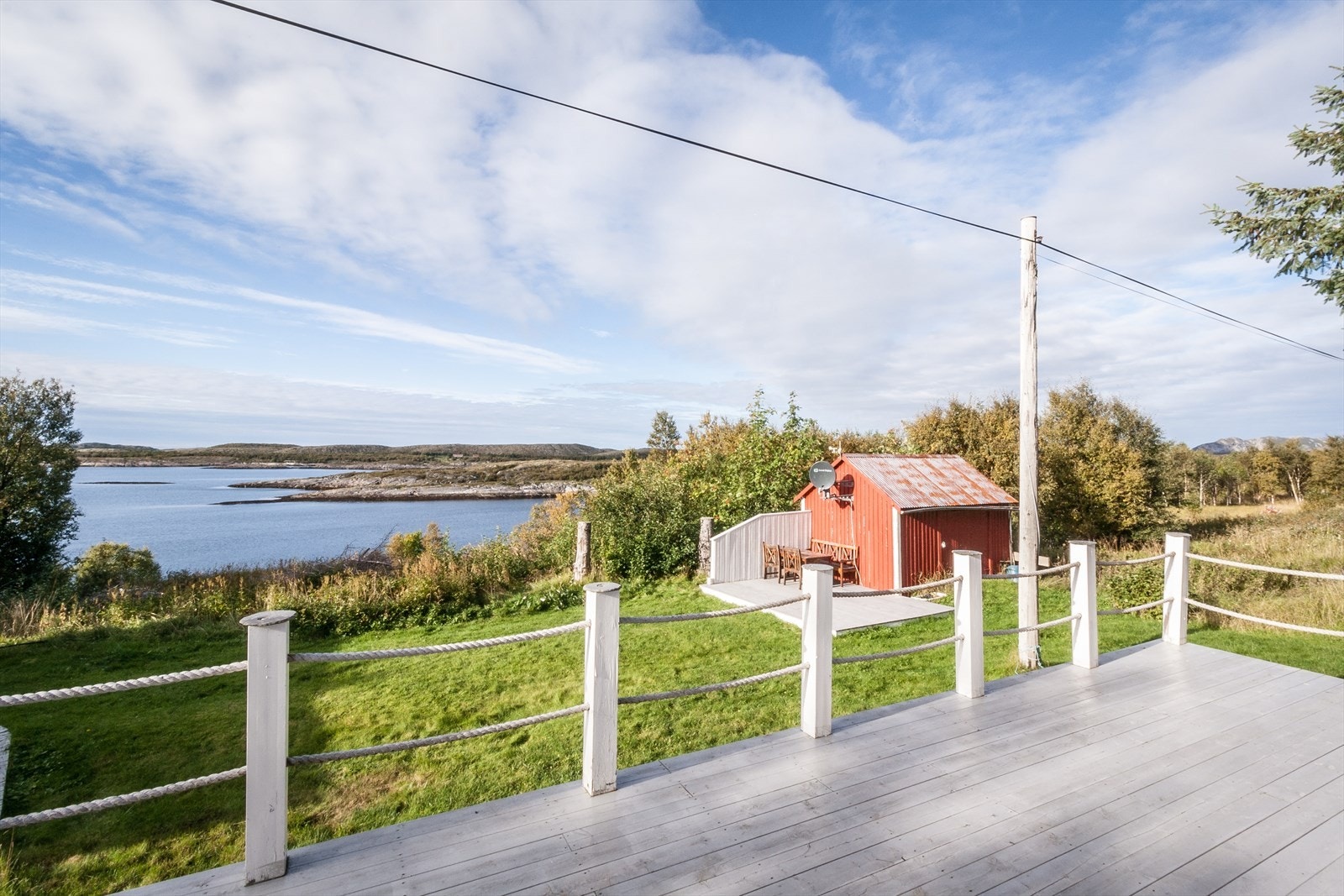 Fortsetter du videre på veien forbi eiendommen kommer du til den populære badestranden Breivika. Galleribilde