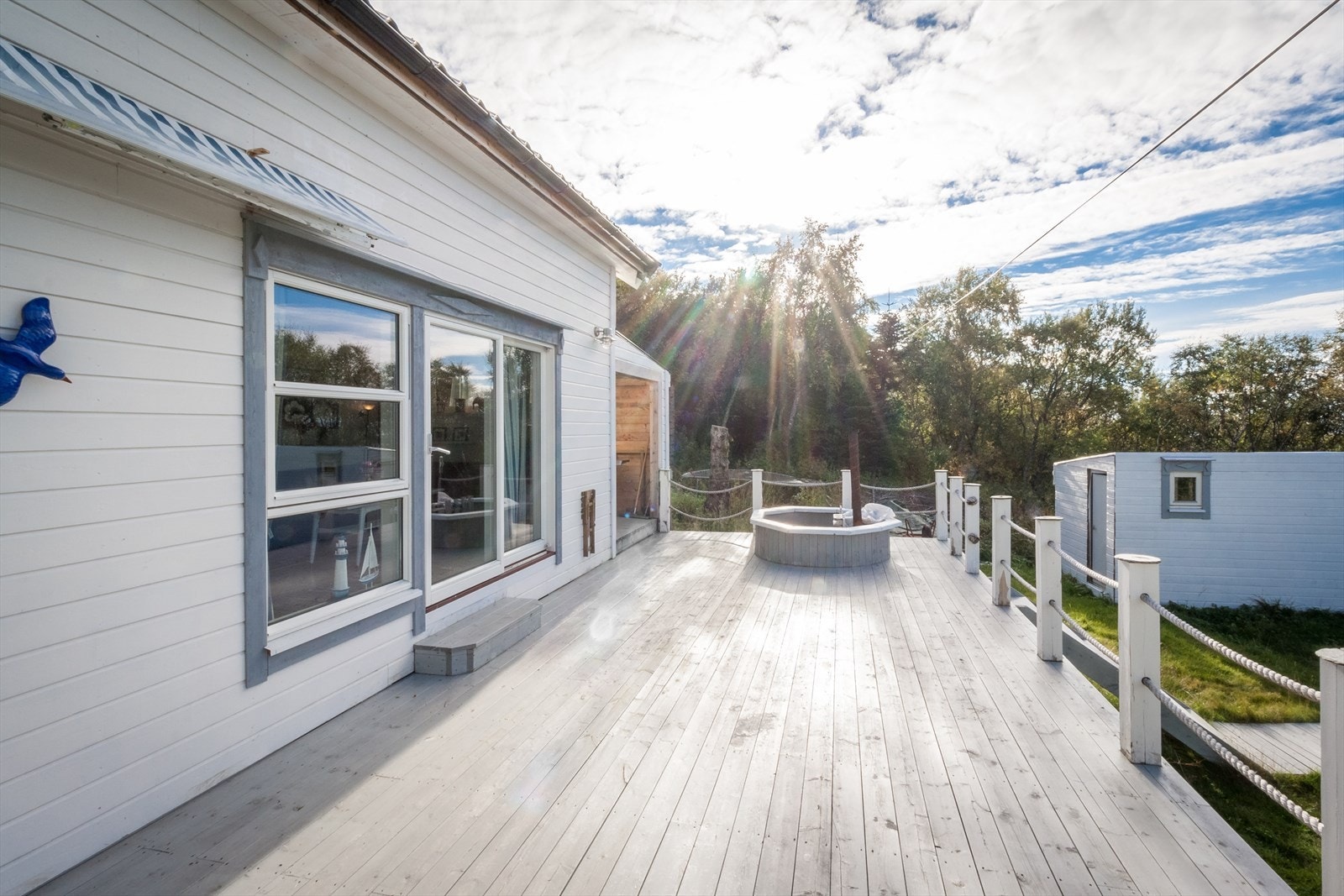 Boligen har ett flott uteområde. Siden boligen ligger litt opp i terrenget og terrassen er vestvendt er solnedgangene ekstra lange. Terrassen ble oppført i perioden 2011-2016 . Galleribilde