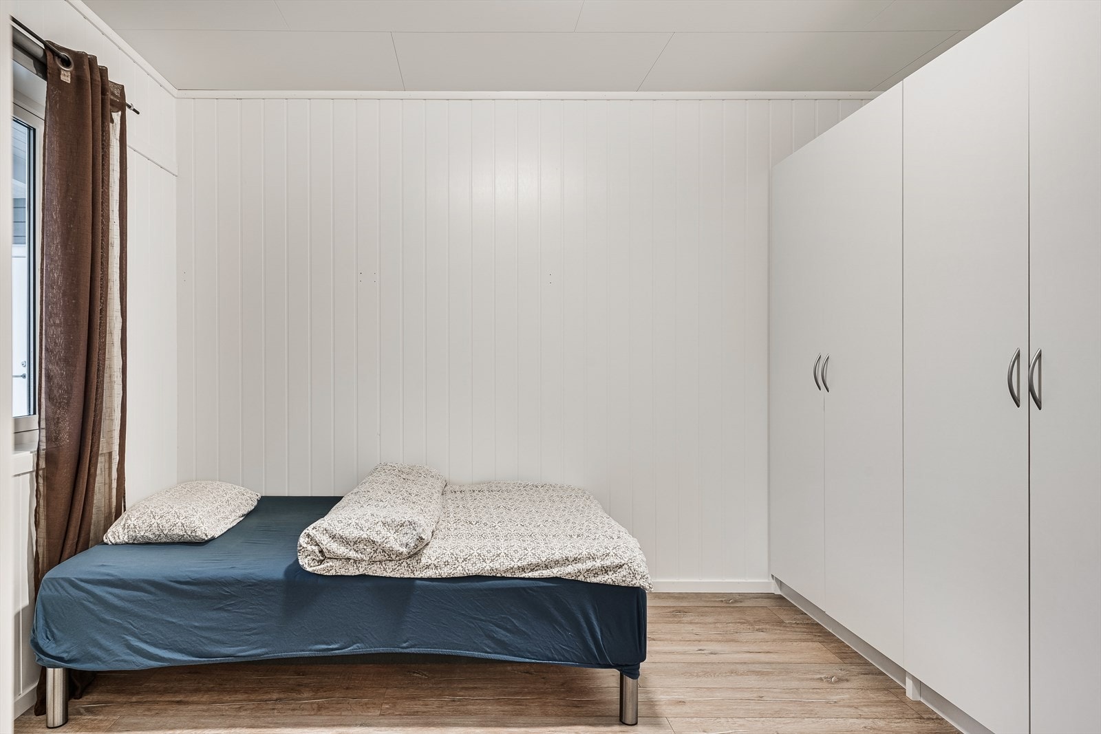 Soverom 2 som er det største rommet på ca. 10 m2. Den er vendt mot sørøst. Galleribilde