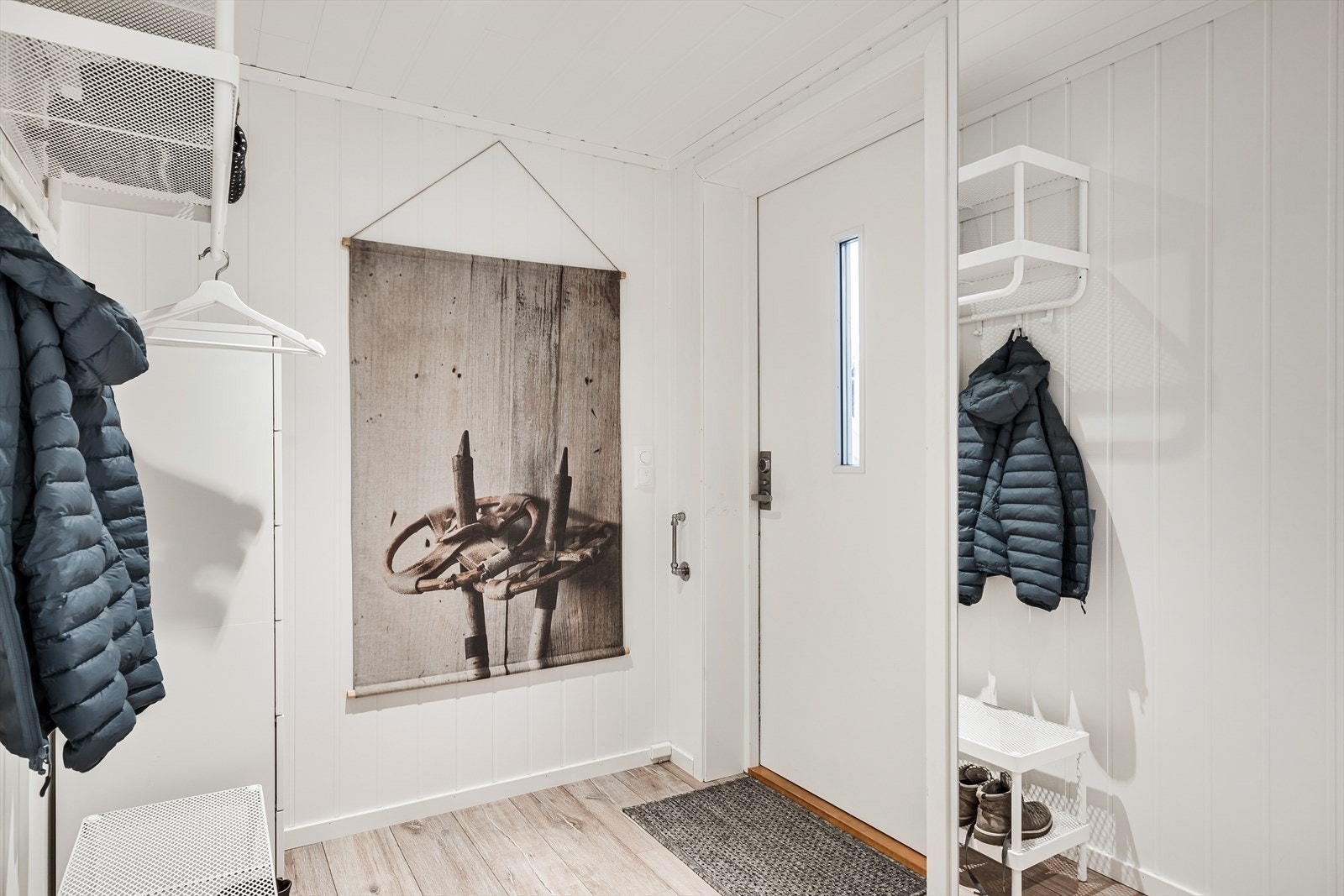 Velkommen inn til en lys entre. Galleribilde