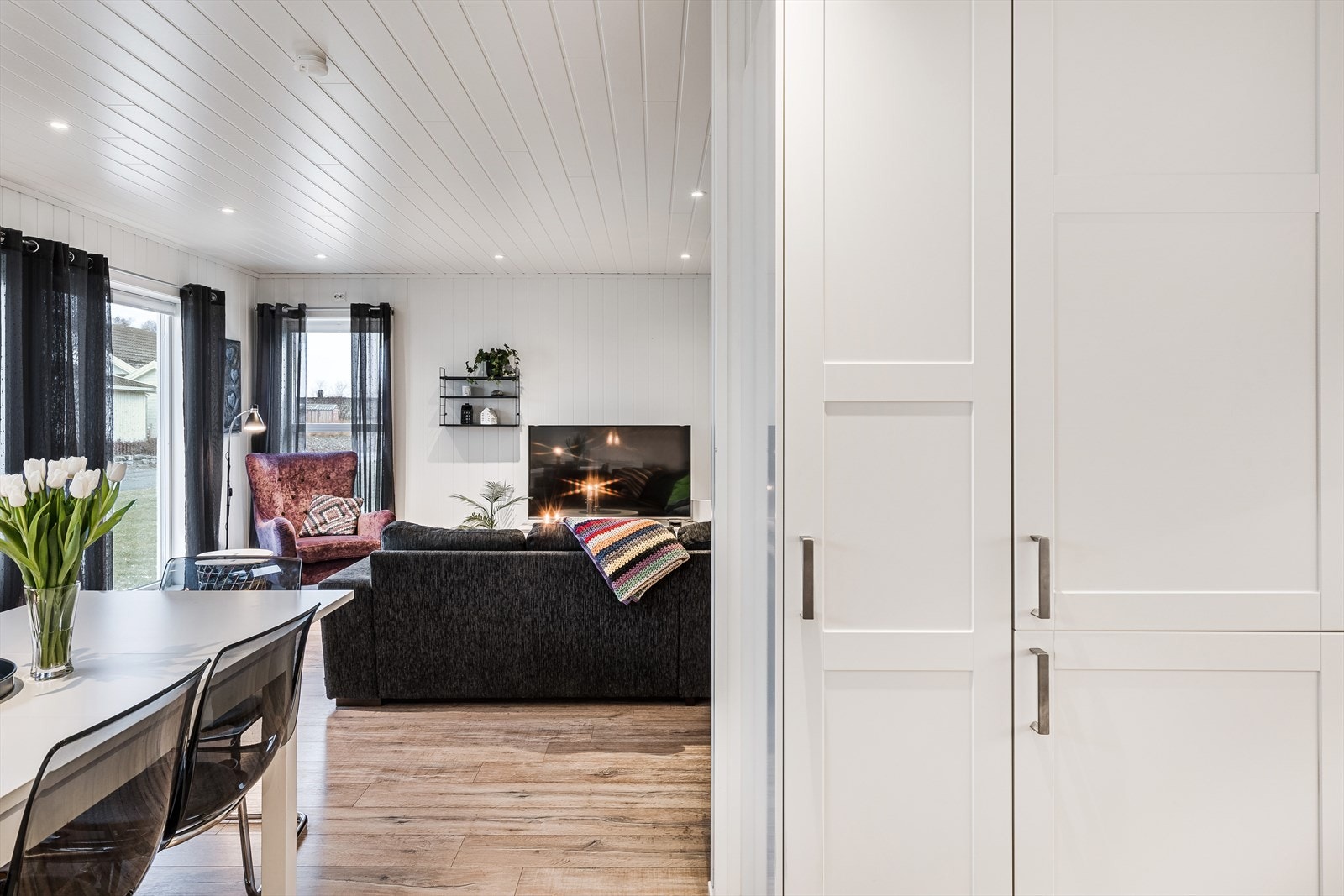 Mellom kjøkkenet og stuen er det god plass til et spisebord. Galleribilde