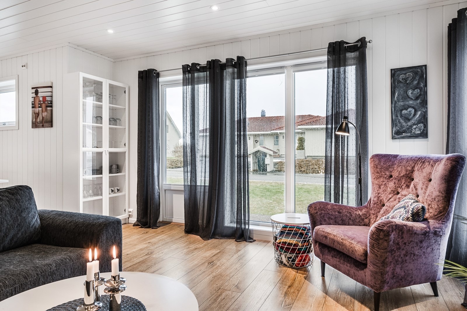 Fra stuen er det utgang til nordvest vendt terrasse. Galleribilde