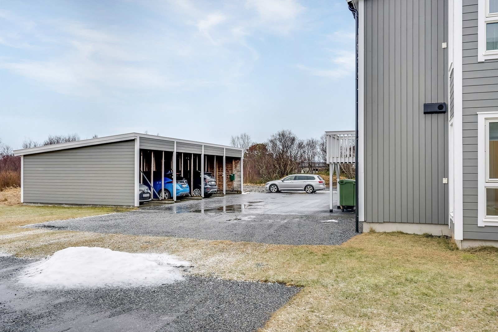 Leiligheten disponerer med parkering for en bil. Er innlagt strøm med vanlig stikkkontakt. Galleribilde