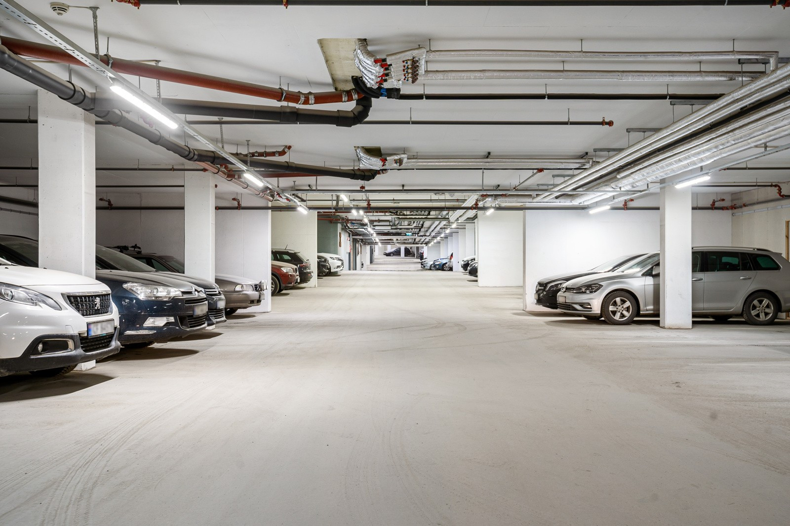 Parkering og sportsbod i lukket garasjeanlegg.