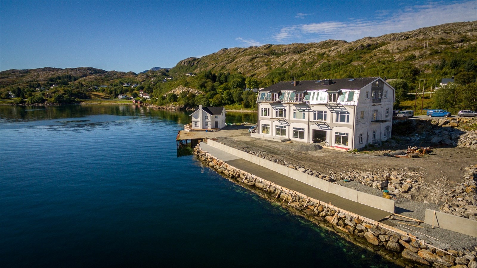 Det er gjort solide materialvalg som ISO Leca, armert med hvit gjennomfarget fiberpuss som bygningsmasse. Galleribilde