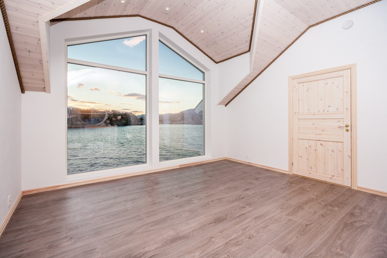 Loftstua har boligens desidert beste utsikt! Galleribilde