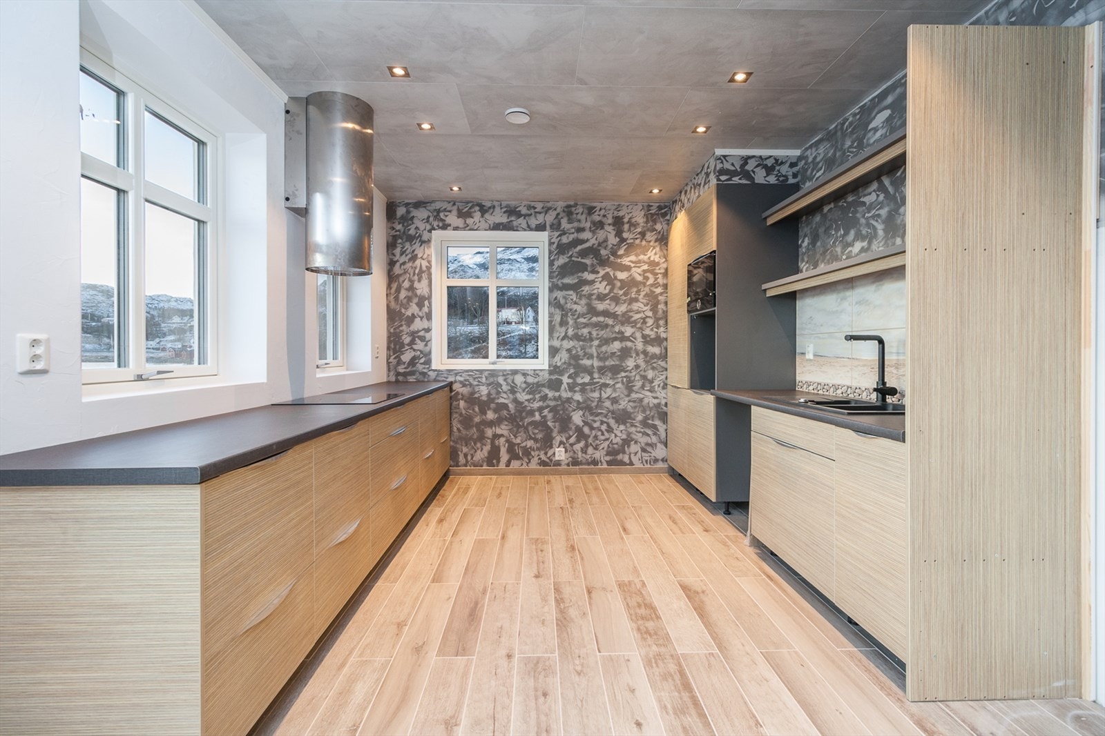 Kjøkkenet har gode arbeidsflater og er godt utstyrt med skapplass. Galleribilde