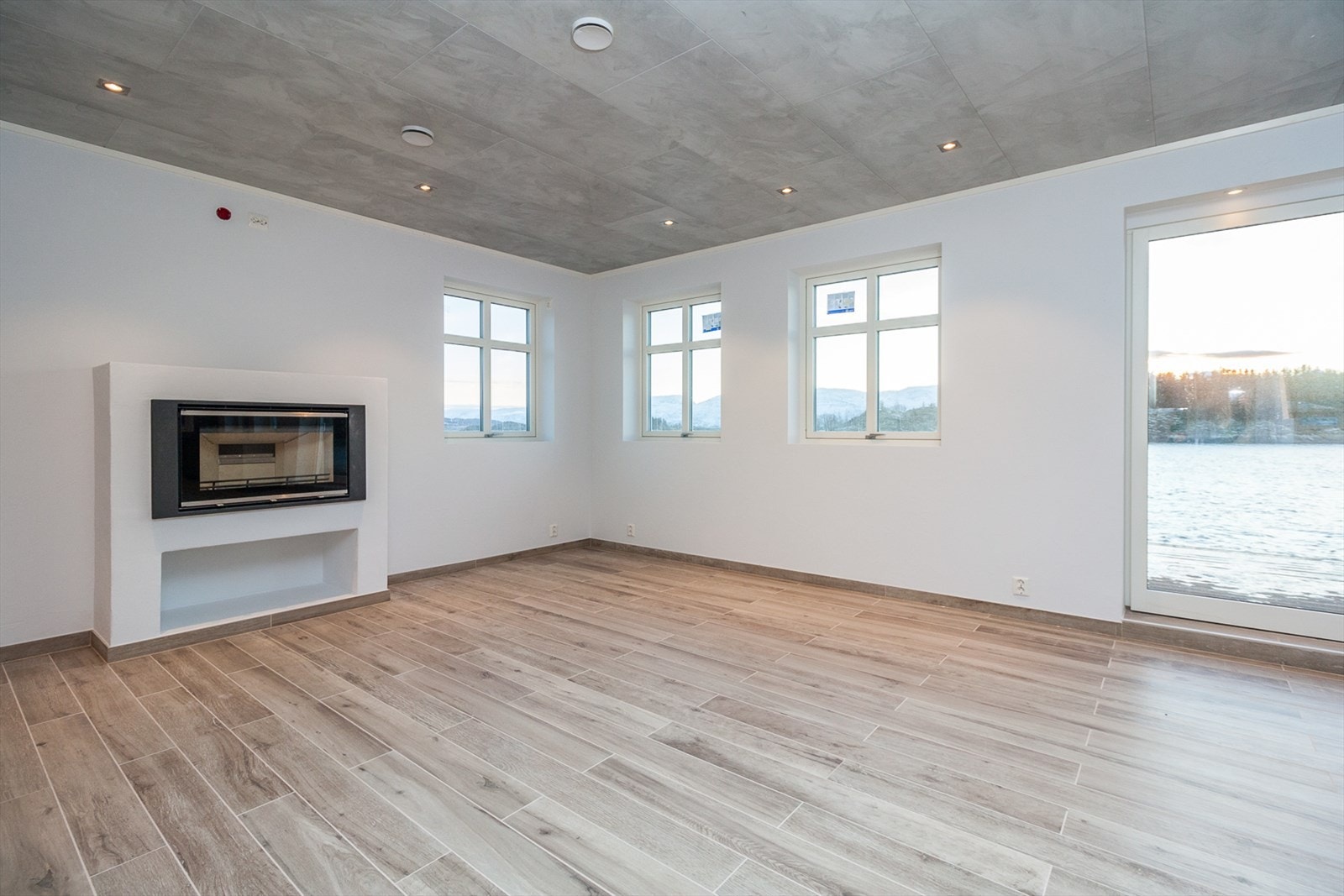 På stua står det et smykke av en peisovn. Galleribilde