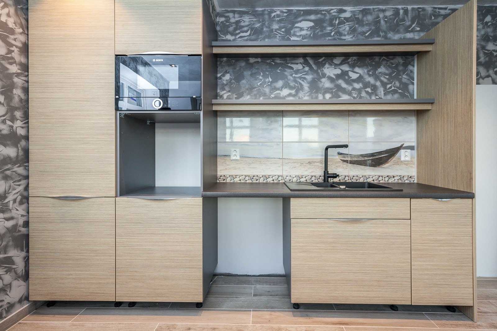 Kjøkkenet er utstyrt med en tøff innredning av merket Falmec. Galleribilde