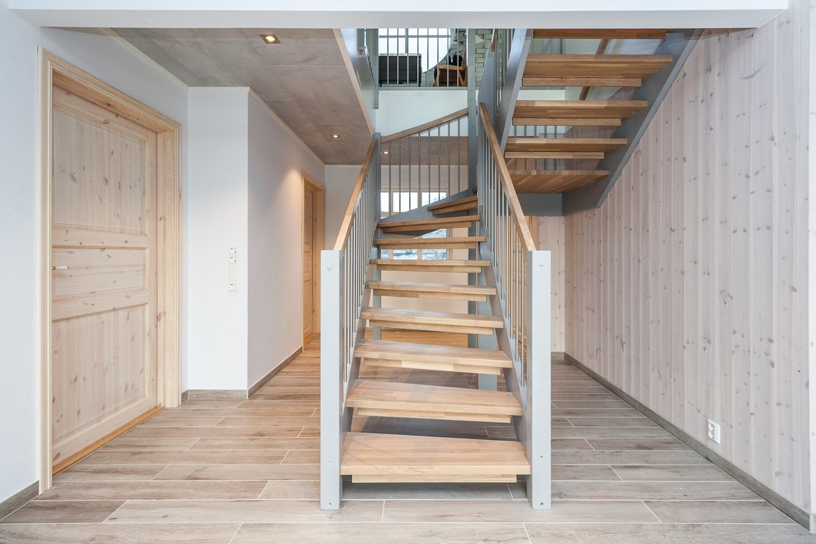 Trappen er i lekker moderne utførelse. Galleribilde