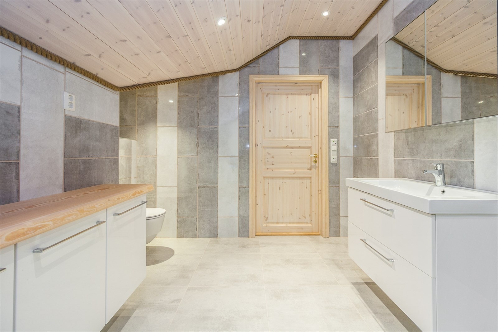 Her ser du badet mot døra som tar deg ut til loftstua. Galleribilde