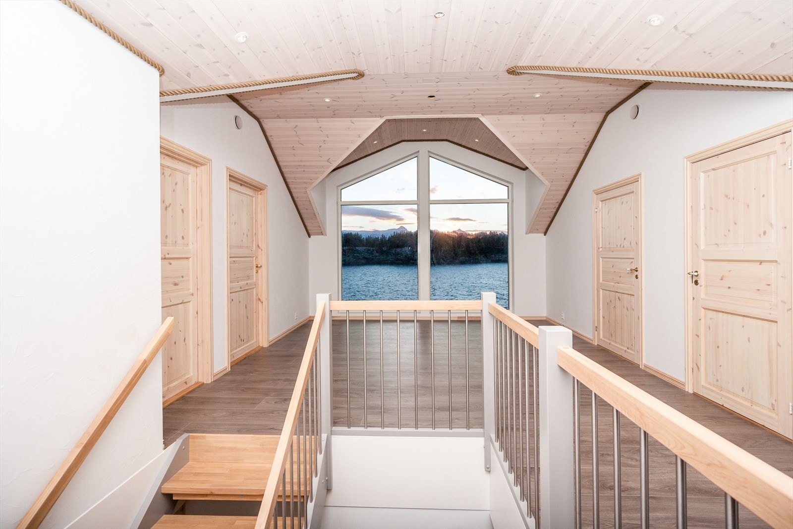 Det arkitektoniske uttrykket er fint avsluttet med maritime detaljer som tau istede for listverk. Galleribilde