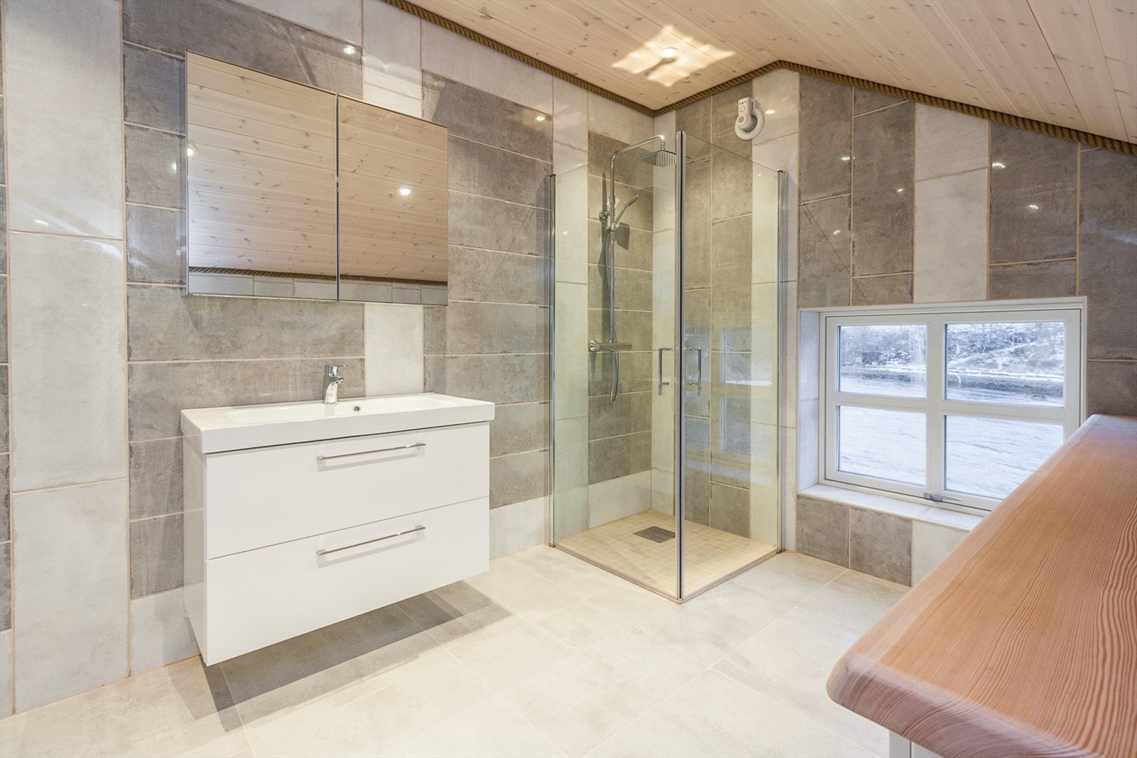 Boligens andre bad ligger i andre etasje. Det er godt utstyrt. Galleribilde