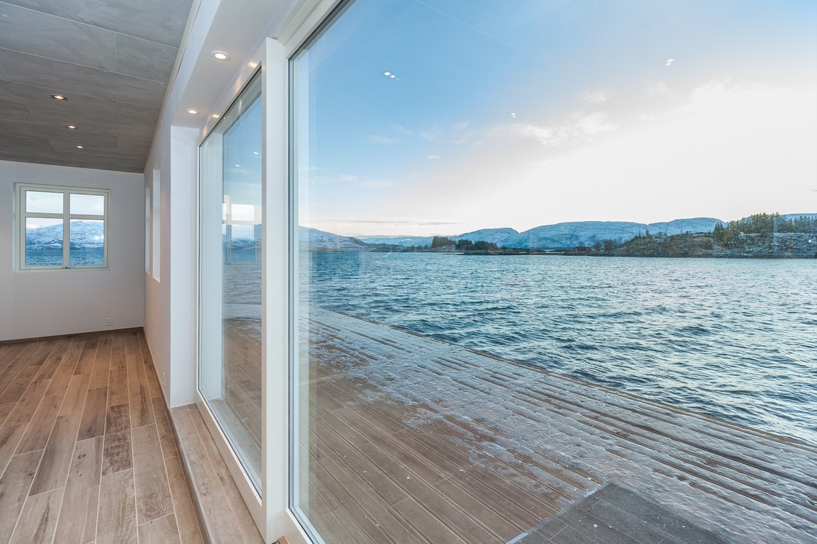 Liker du utsikten? Bildet er tatt fra stua. Her kan kysten nytes i all slags vær! Galleribilde