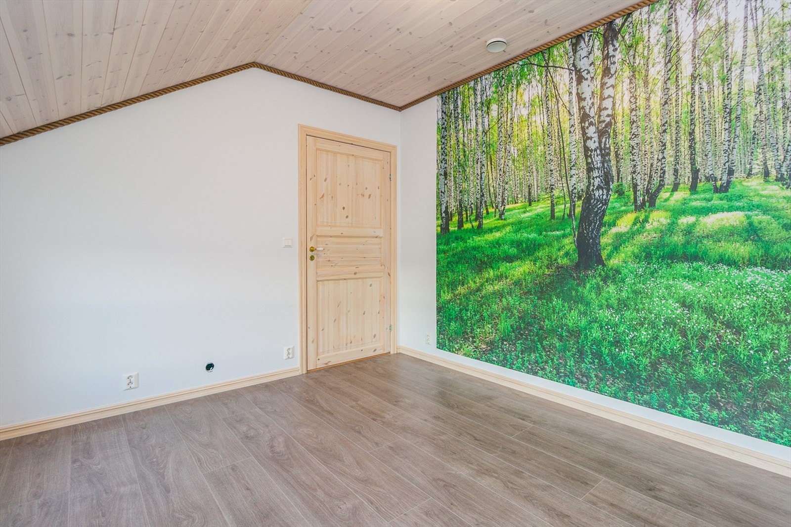 Alle tre soverom er romslig med plass til dobbeltseng. Det er gjort spenstige valg av tapeter, som tar de utvendige omgivelsene inn. Galleribilde