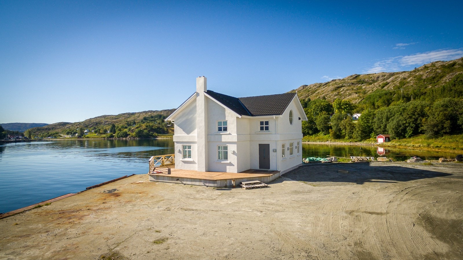Dette er boligen for deg som drømmer om å flytte rett inn i en enebolig av nyere standard med spektakulær beliggenhet! Galleribilde