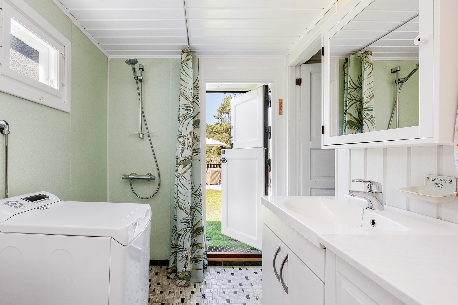 Fra badet er det utgang til hagen Galleribilde